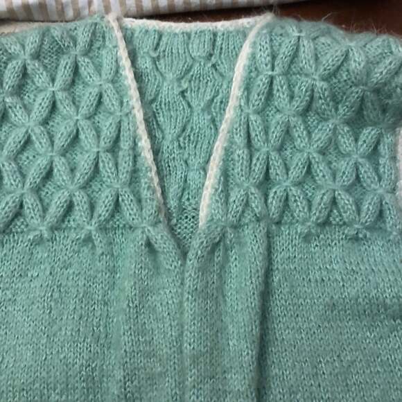 Vintage Hand knit open front green vest size medium - Picture 10 of 11